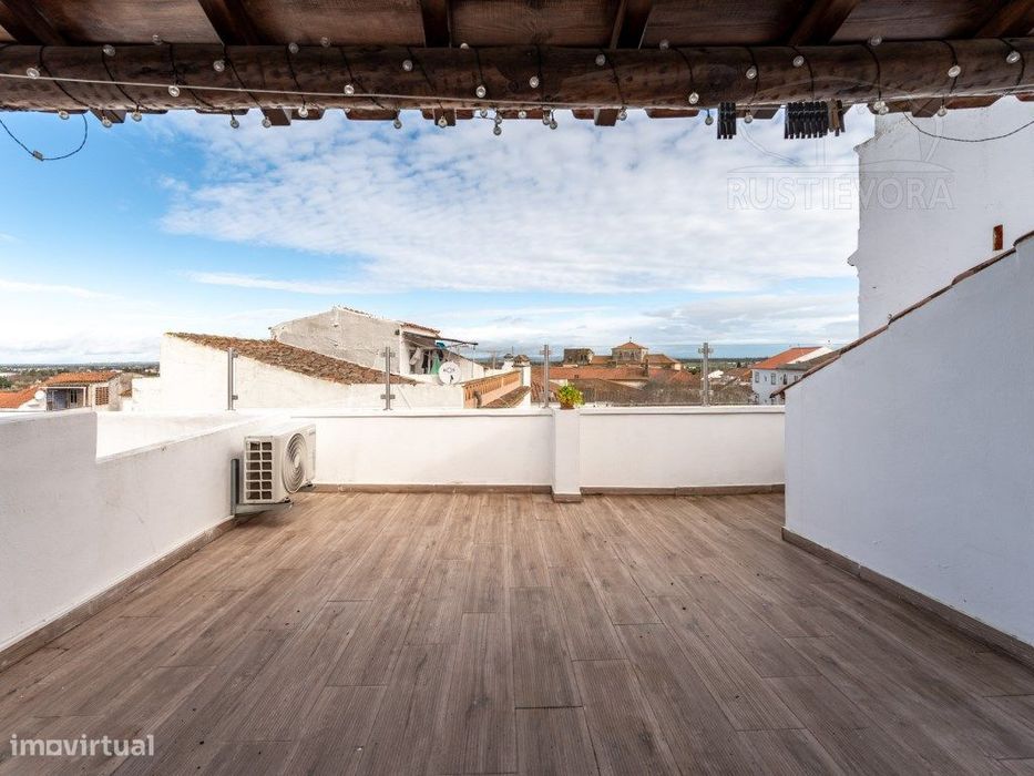 Moradia Bifamiliar T3 de 1º andar com amplo terraço na cobertura
