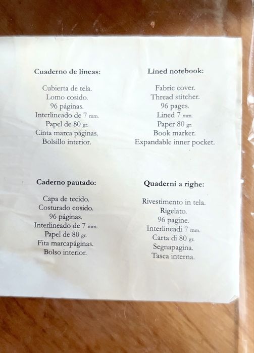 Caderno e capa dura forrada a tecido azul e com linhas