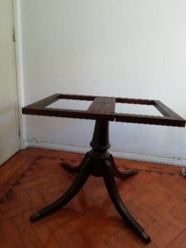 Mesa de  jantar, madeira mogno maciço,ótimo estado,muito bonita