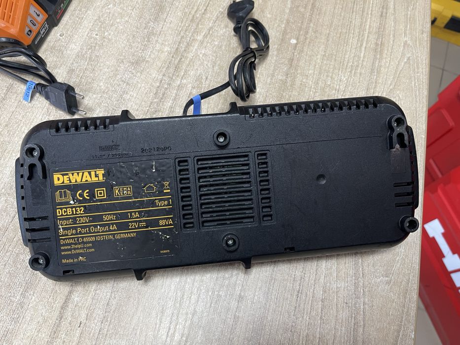 Dewalt DCB132 / зарядний пристрій Девольт на два порти