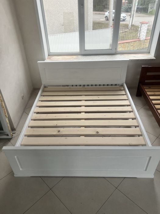 Якісні ліжка із натурального дерева, різного формату та кольору