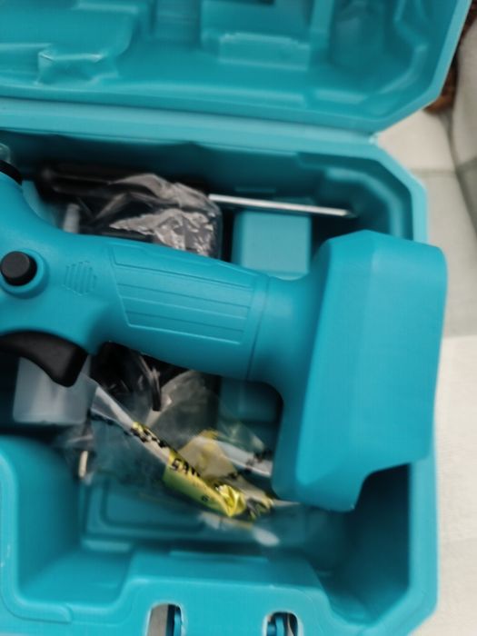 kit de mini motosserra elétrica a bateria (armazenado em uma maleta azul).