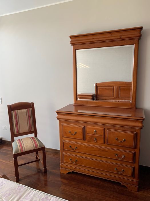 Mobilia de quarto de casal em madeira maciça