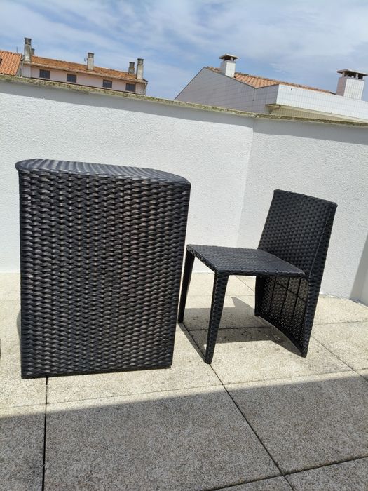 Mesas + 2 cadeiras com almofadas