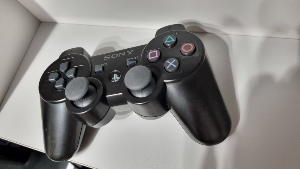 Oryginalny pad Sony PS 3 i dwie gry
