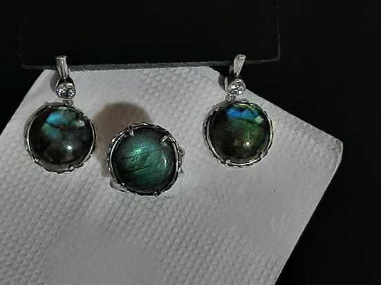 Сережки та каблучка з лабрадором.