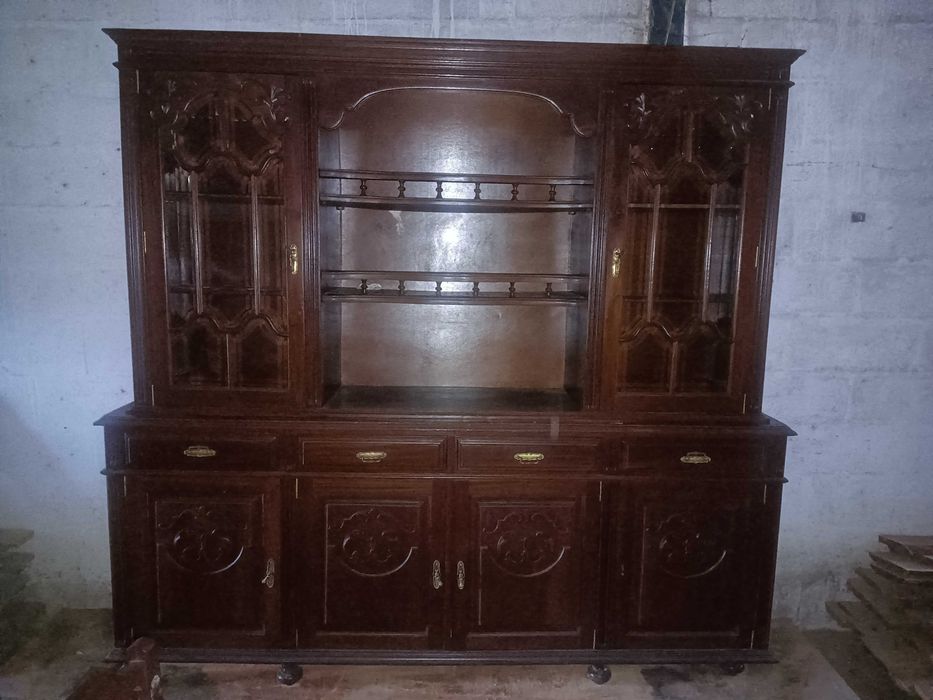 Móvel de sala antigo e 6 cadeiras