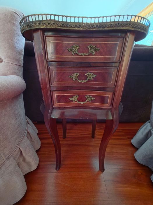 Mesa de cabeceira/apoio