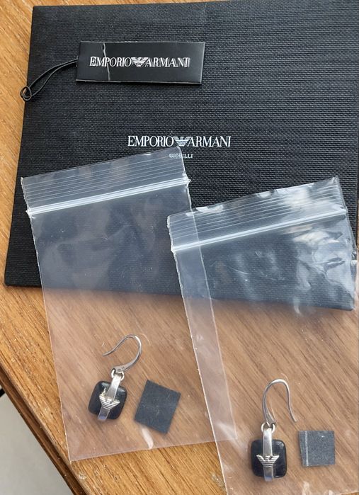 Brincos em prata e ónix da Armani