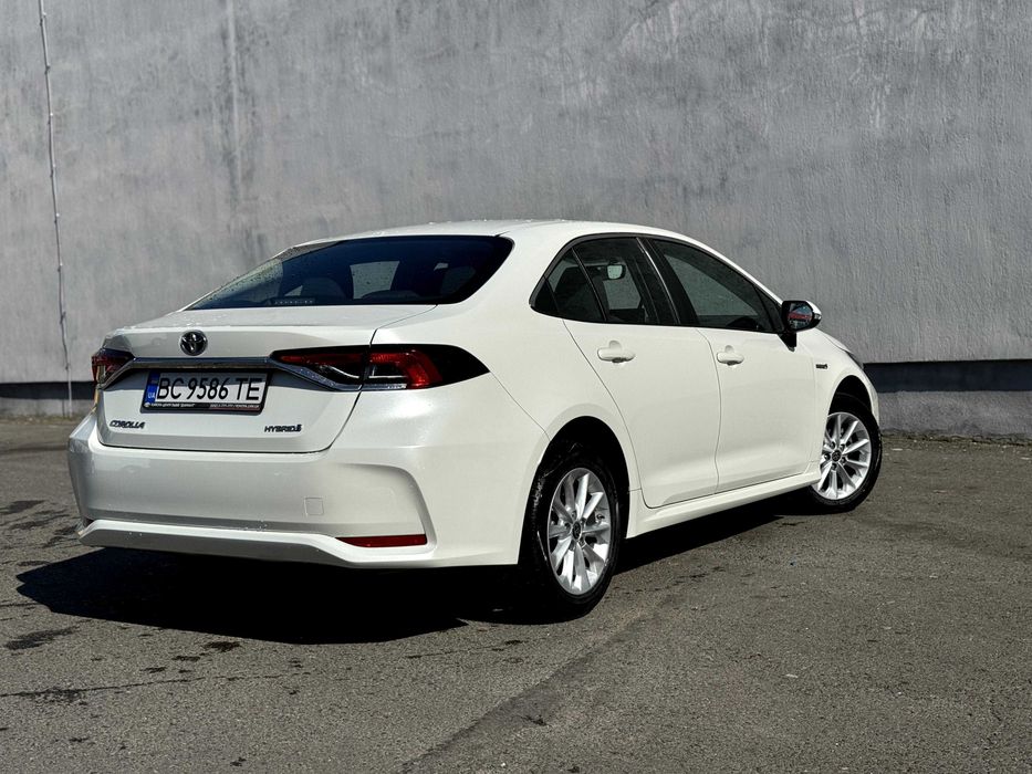 Прокат Toyota Corolla Hybrid у Львові.