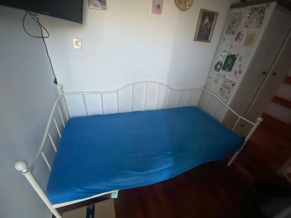 Łóżko jednoosobowe z materacem