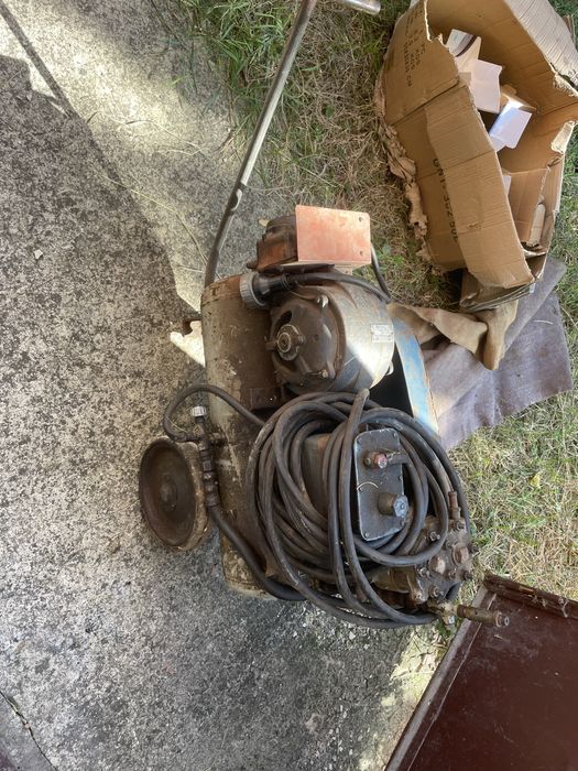 Продаю ось такий масляний компресор