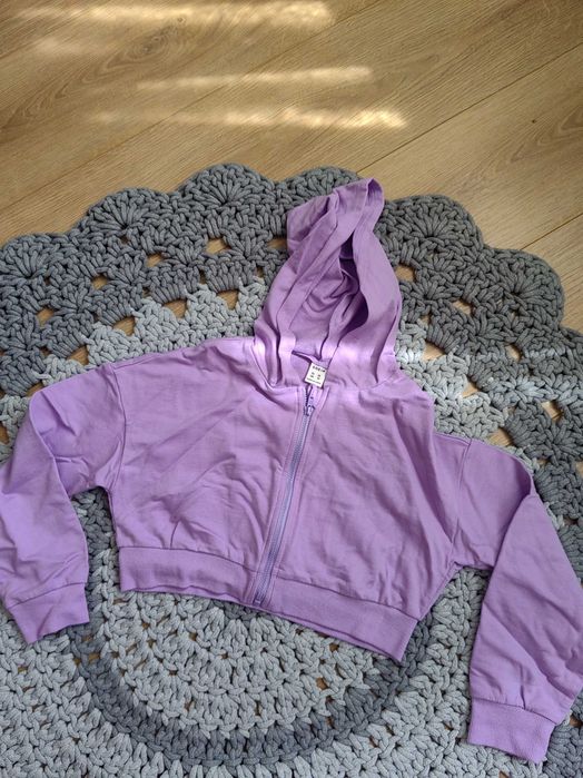 Bluza fioletowa z kapturem krótka 134