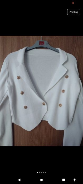 Biały sweterek zapinany na zatrzask
