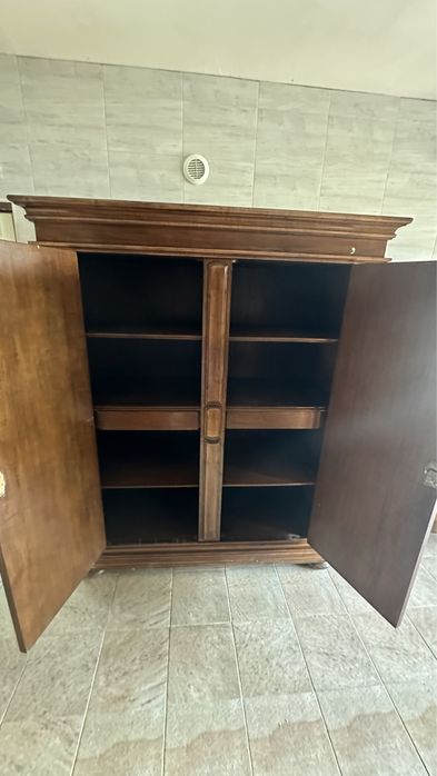 Antyczna szafa z drzewa