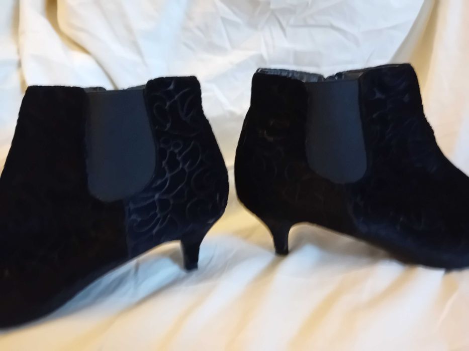 Buty botki kolor czarny motyw kwiatowy