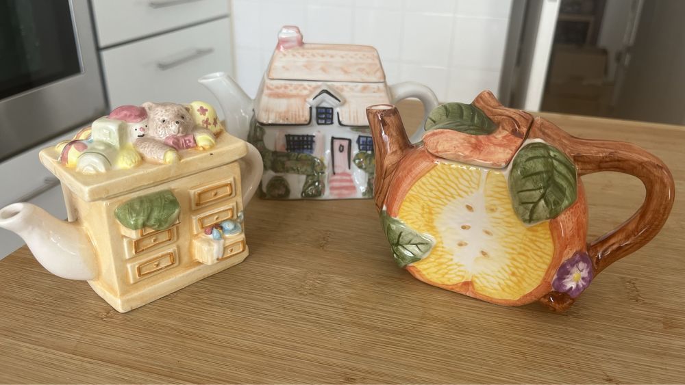 Conjunto de três bules decorativos