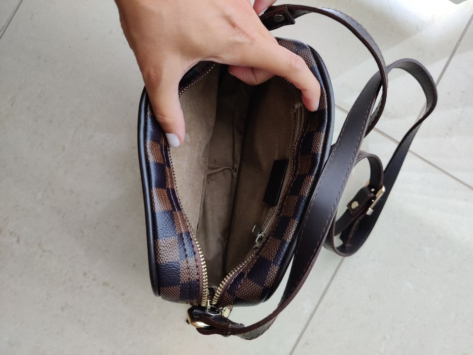 Brown suitcase with handle64550764003203121