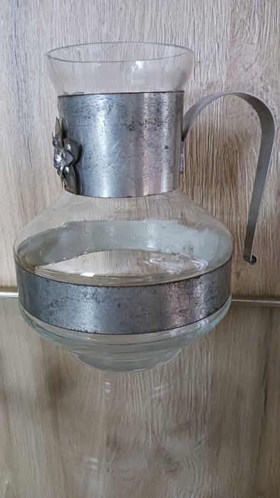Szklany dzbanek prl z metalową opaską