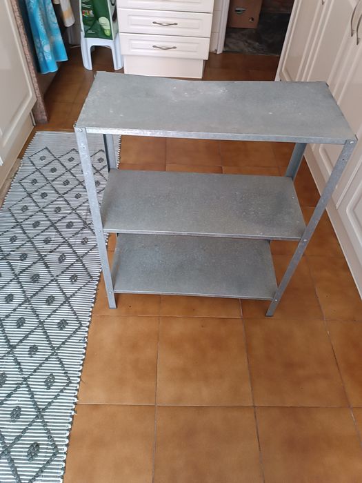 Vendo uma prateleira em folha