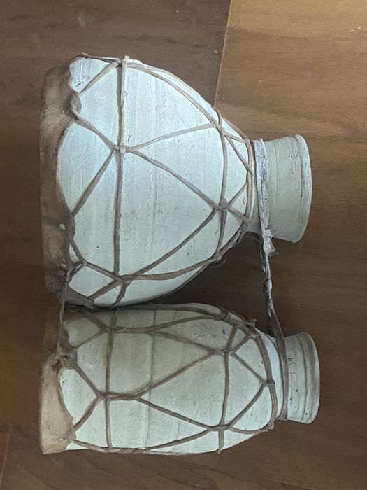 Jambés africanos em pele e ceramica (conjunto de dois)