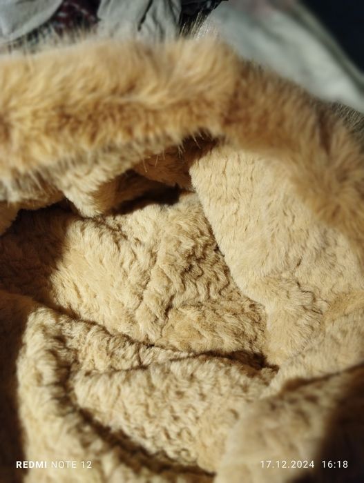 Czapka z szalem i schowkiem na ręce