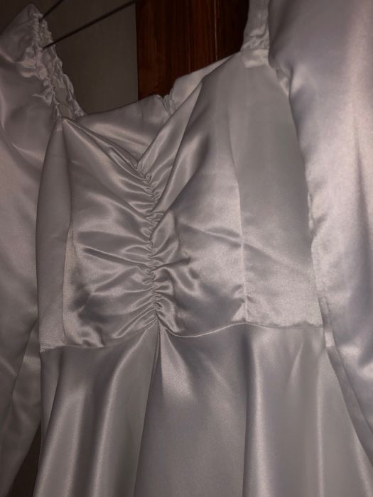 Біла сукня з щільного атласу