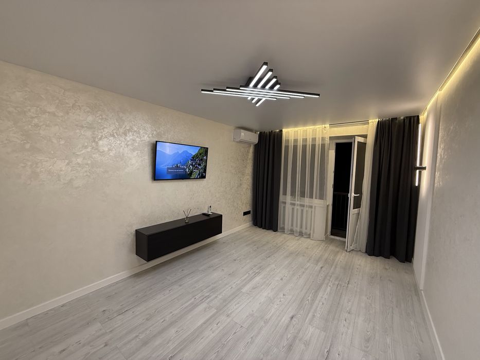 2 кімнатна вул. Небесної Сотні р-н ФОРМАРКЕТА