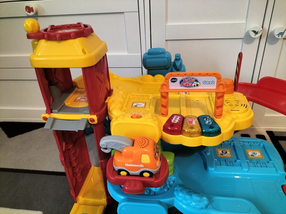 Garaż tut tut z autkiem