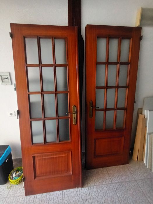 2 portas de madeira com vidros 1,99x70cm cada
