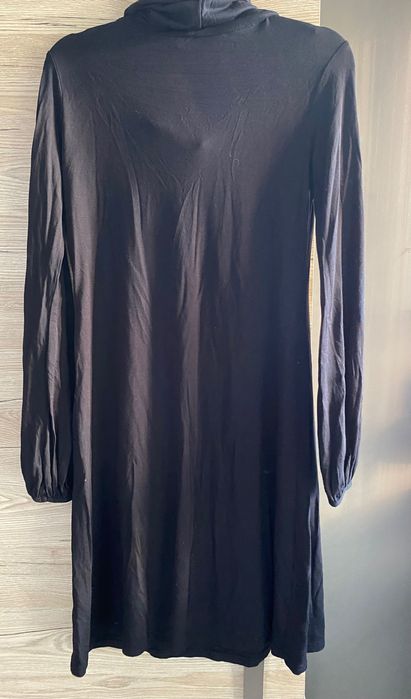 Czarna sukienka z golfem