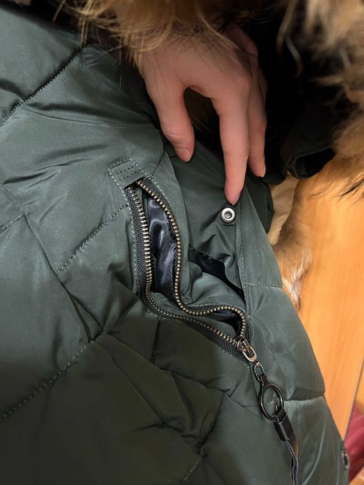 Пуховик жіночий зелений подовжений, капюшон з хутром єнота