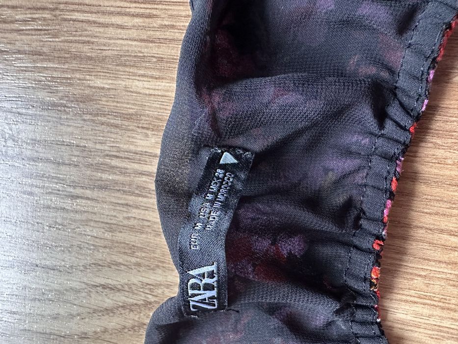 Mini sukienka w kwiaty z wycieciem na plecach