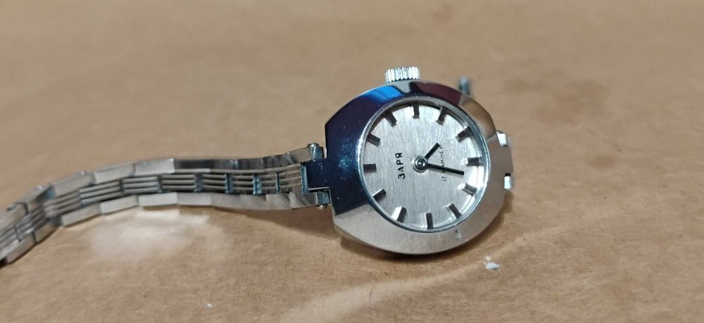 Zegarek Damski ZARIA zarja 17 kamieni b.dobry stan