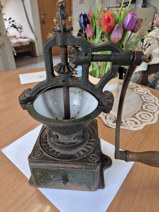 Moinho de café antigo Peogeot N1