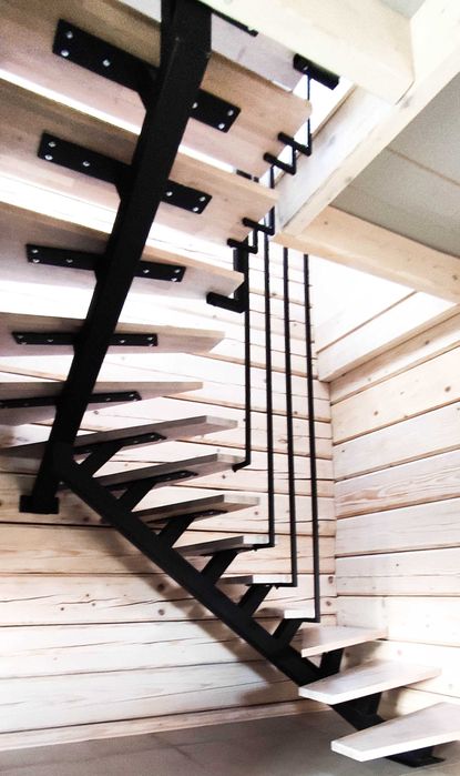 Nowoczesne spiralne schody stalowe 2,6 m – montaż, na wymiar