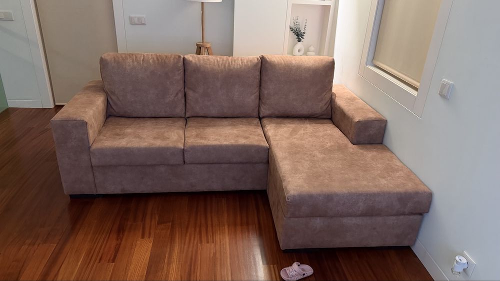 Sofá com chaise + puff