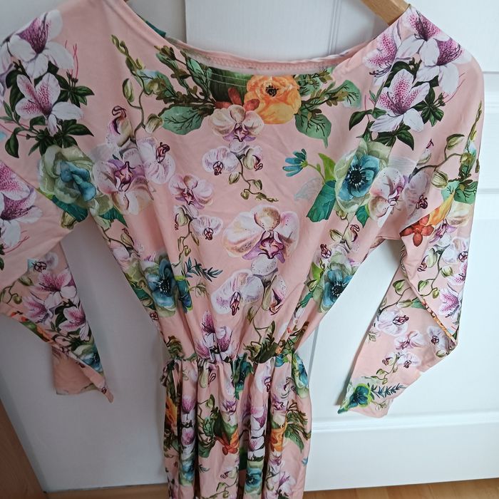 Sukienka na długi rękaw w kwiaty