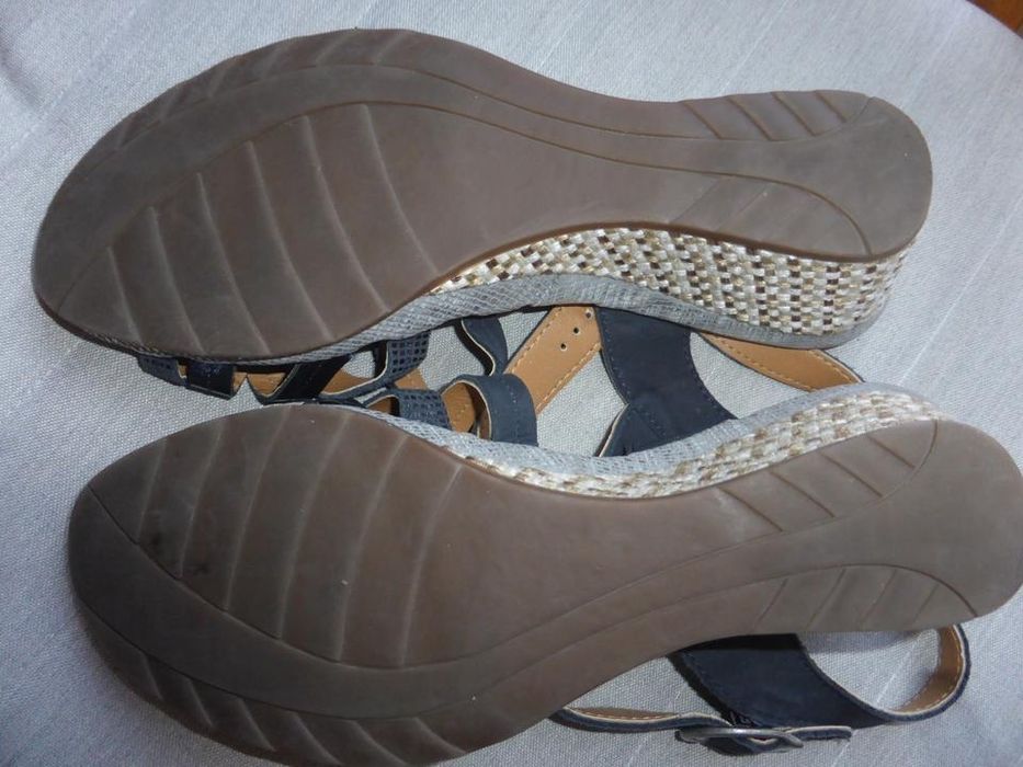 Natuflex czarne  sandały na paskach z koturną 41