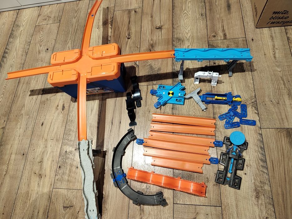 Hot wheels skrzyneczka + różne elementy