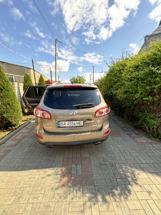 Продам автомобиль Hundai Santa Fe 2010