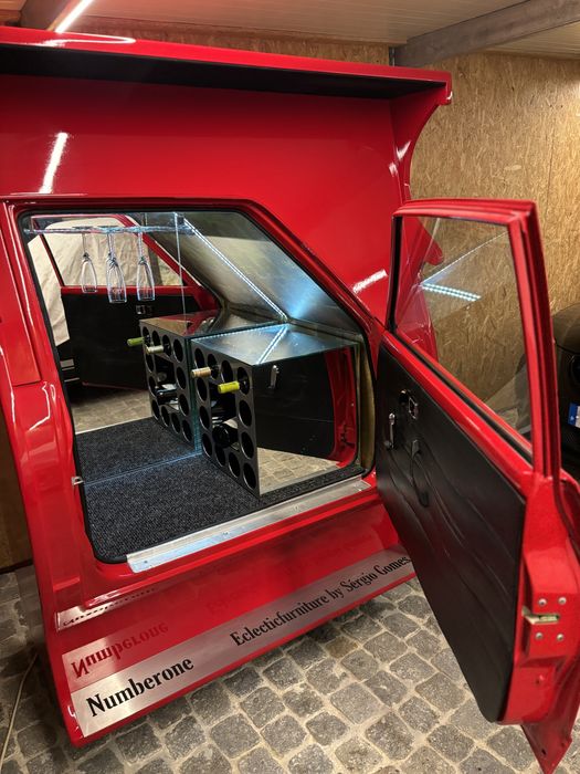 bar produzido com porta de automóvel