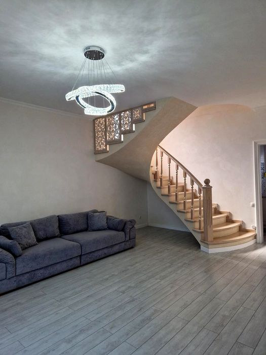 Здається шикарний 4 кімнатний Будинок по Вулиці Козацька.