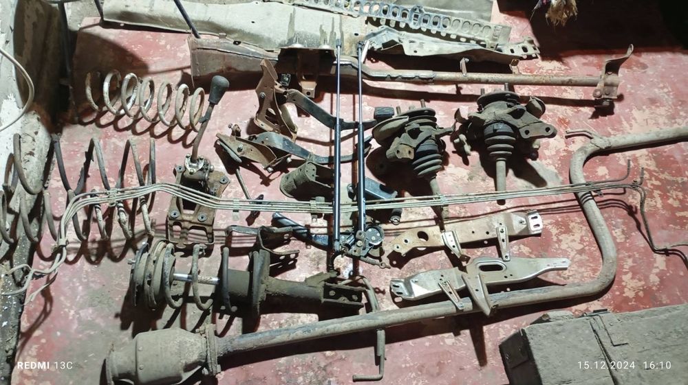 Продам Заднюю Левая дверь пружины Бак Задний бампер от toyota corolla