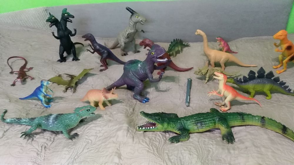 Sprzedam duży zestaw dinozaurów