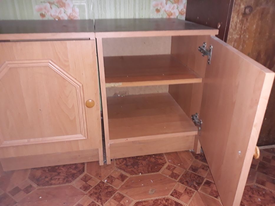 Прикроватні тумбочки.