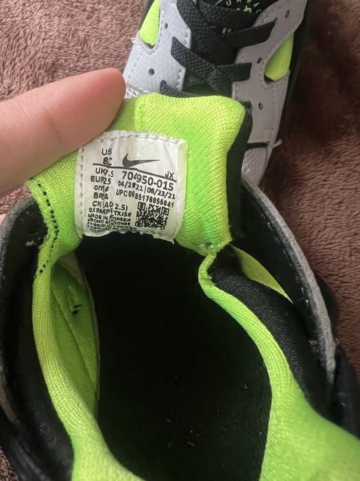 Фірмові кросівки