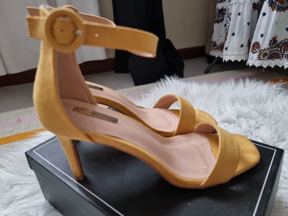 Sandálias amarelas c/ Novas