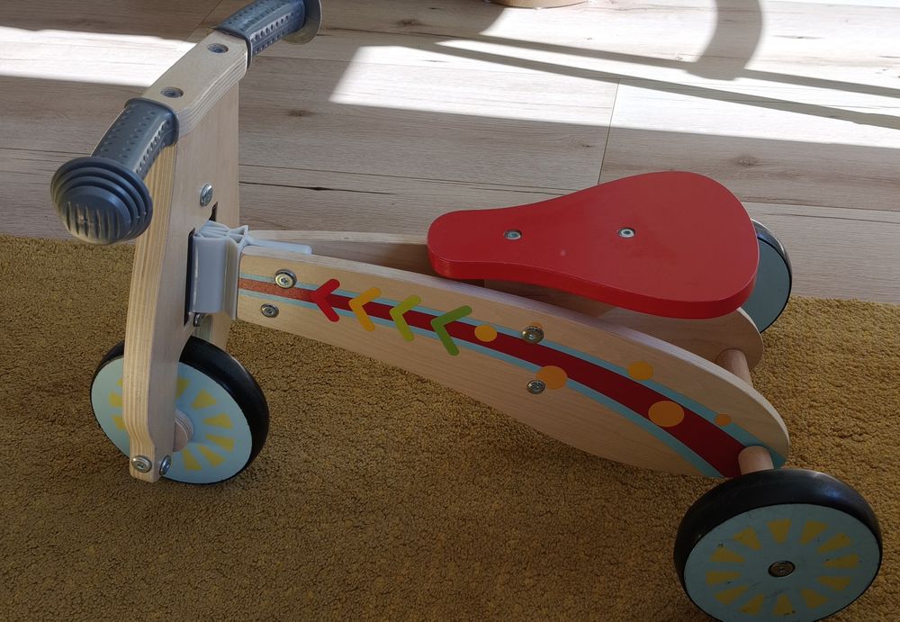 Drewniany jeździk rowerek