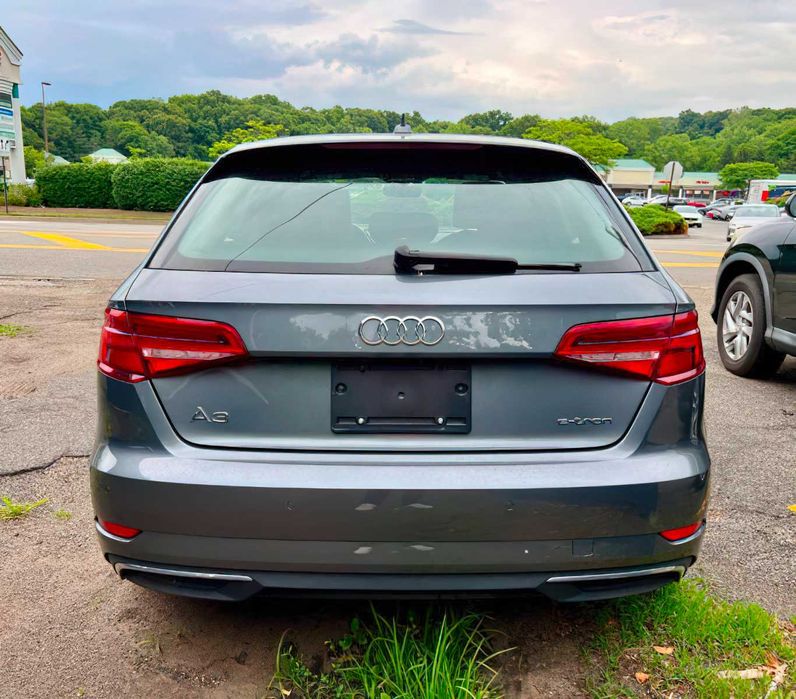 Audi A3 e-tron      2017